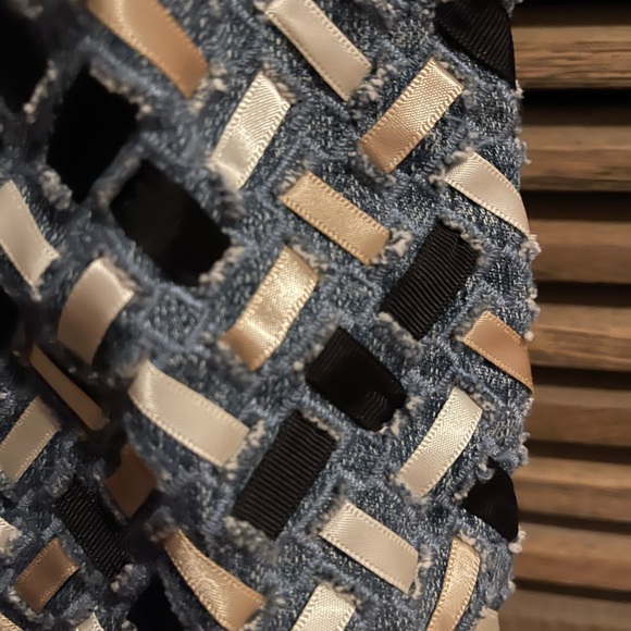 Beautiful BEBE ribbon embroidered jeans - Picture 5 of 8